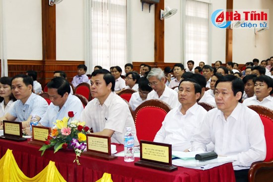 越南政府副总理王庭惠接触河静省香溪县选民