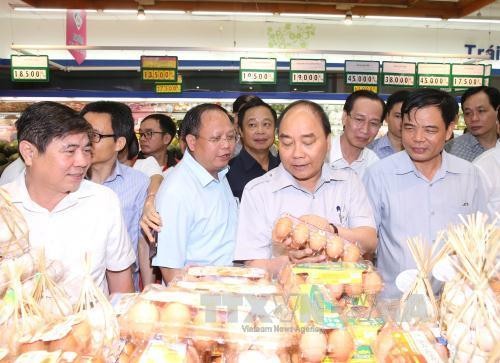 越南政府总理阮春福检查胡志明市食品卫生安全