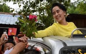 缅甸总统夫人苏苏尔温参观河内名胜