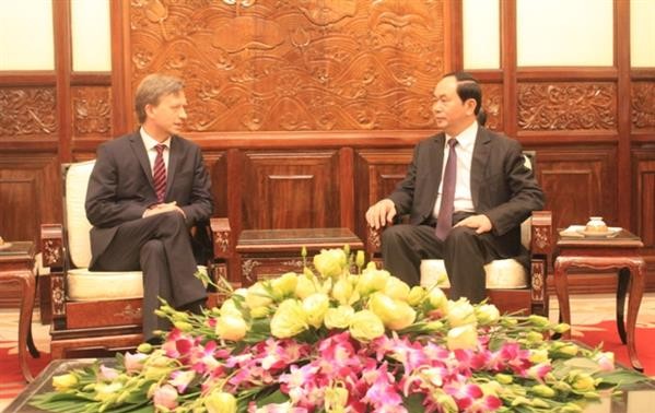 越南国家主席陈大光会见前来递交国书的各国大使