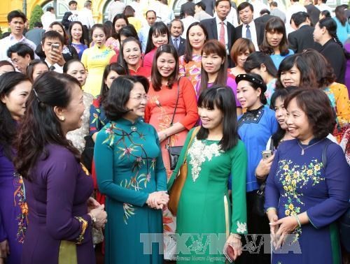 越南国家副主席邓氏玉盛会见全国优秀教师