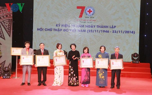 阮氏金银出席越南红十字会成立70周年纪念活动