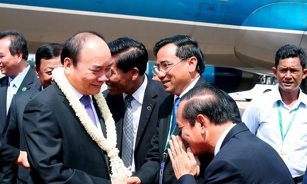 阮春福抵达柬埔寨出席柬老越发展三角区第九届峰会