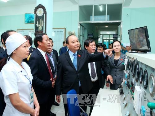 越南政府总理阮春福与越南海洋医学院负责人座谈