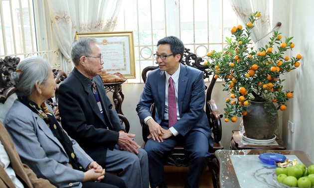越南政府副总理武德担向艺术家、科学家拜年