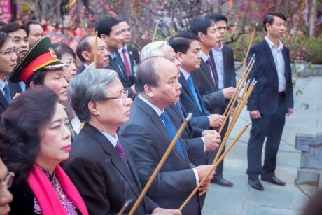 越南政府总理阮春福出席栋多丘庙会