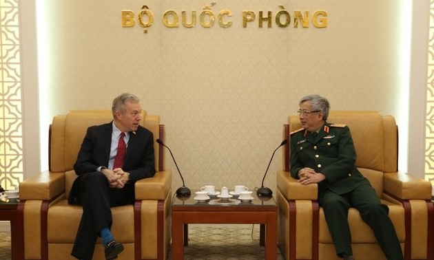 越南国防部副部长阮志咏会见美国驻越大使奥修斯