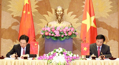 接收中国政府赠予越南国会的礼物