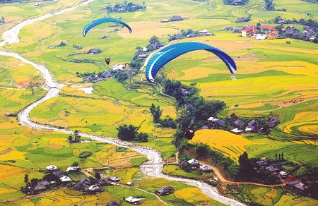 丘坡滑翔伞节在安沛省举行