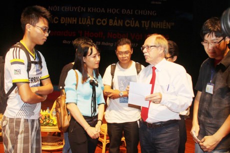 诺贝尔物理学奖得主赫拉尔杜斯·霍夫特教授与越南科学爱好者交流