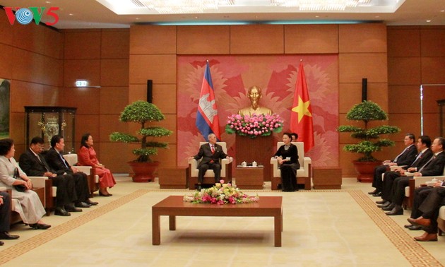 越南国会主席阮氏金银会见柬埔寨参议院代表团