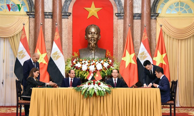  越南国家主席陈大光与国防部领导人座谈