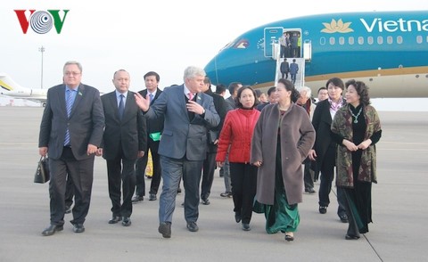 阮氏金银会见越南驻哈萨克斯坦大使馆工作人员和旅哈越南人代表