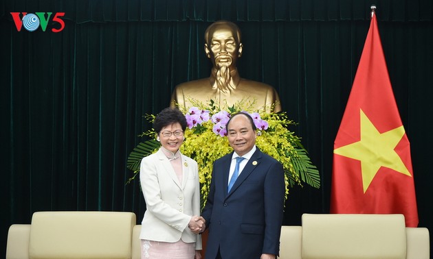越南政府总理阮春福会见中国香港特别行政区长官