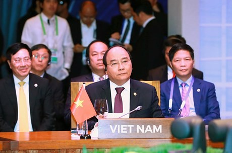 阮春福与出席第31届东盟峰会的伙伴方出席东盟峰会系列会议