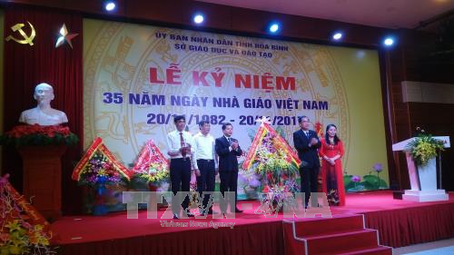 越南全国各地纷纷举行活动纪念11.20越南教师节
