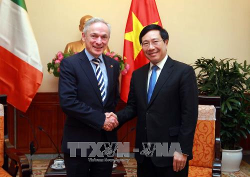 越南政府副总理范平明会见爱尔兰教育部长理查德·布鲁顿