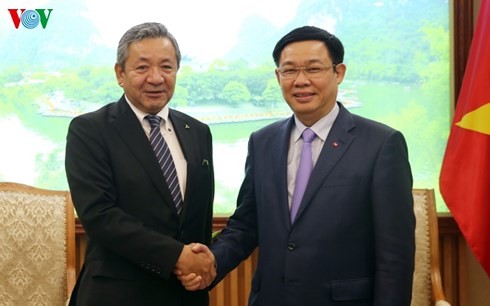 越南政府副总理王庭惠会见三菱汽车公司副总裁白地浩三