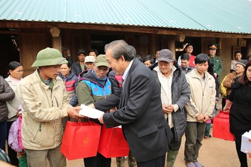 越南政府常务副总理张和平探望慰问和平省沱北县灾民
