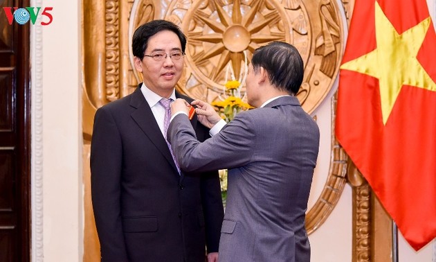 越南外交部向中国驻越大使授予友谊勋章