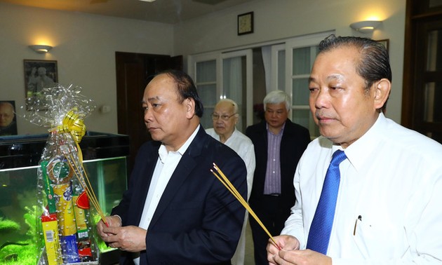 越南政府领导人上香缅怀已故总书记阮文灵和已故总理范文同
