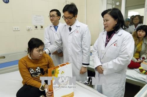 越南政府副总理武德担视察肿瘤医院并探望病人