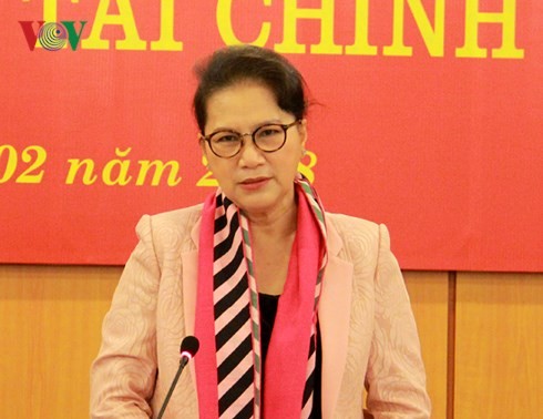 越南国会主席阮氏金银与财政部座谈