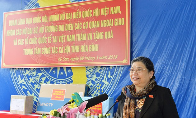 越南女国会代表、各国驻越女大使和国际组织女代表团视察和平省