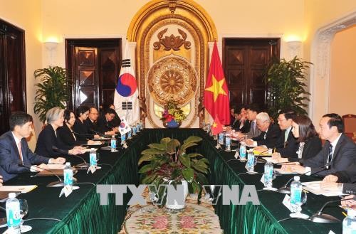 越南政府副总理兼外长范平明与韩国外交部长官康京和举行会谈