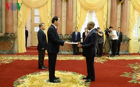 越南国家主席陈大光会见前来递交国书的各国驻越大使