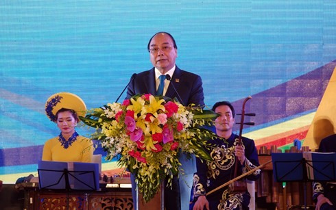 越南政府总理阮春福和夫人主持GMS-6和CLV-10招待会