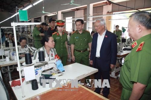 越南国会副主席汪朱刘视察公安部第8总局下属单位