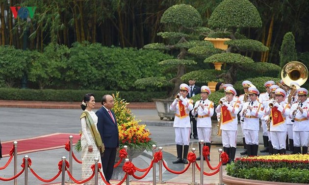 缅甸国务资政昂山素季结束对越南的正式访问