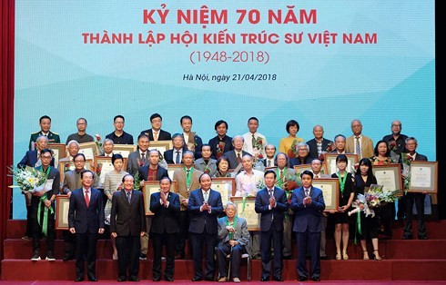 阮春福出席越南建筑师协会成立70周年纪念会