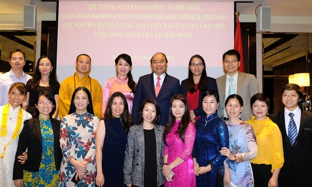 越南政府总理阮春福会见旅居新加坡越南人