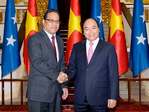 越南政府总理阮春福会见密克罗尼西亚联邦国会议长韦斯利·西米纳
