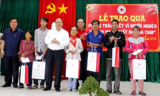阮春福向越南红十字会“为贫困者和橙剂受害者过好年”运动表示赞赏