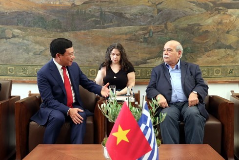越南政府副总理范平明会见希腊国会领导人