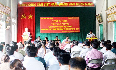 越南国会副主席杜伯巳与老街省巴刹县选民进行接触