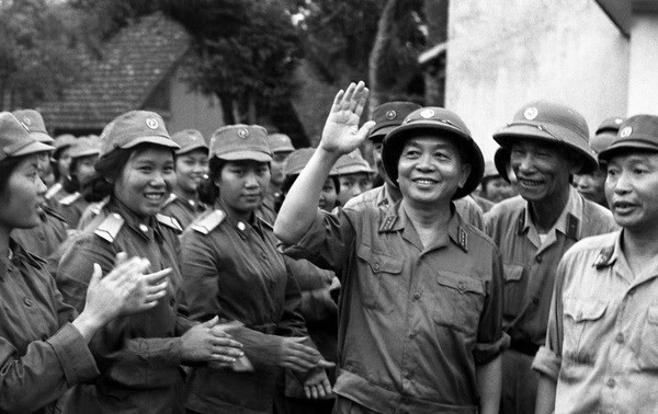 “孙德胜主席-越南民族的优秀人物”摄影展举行