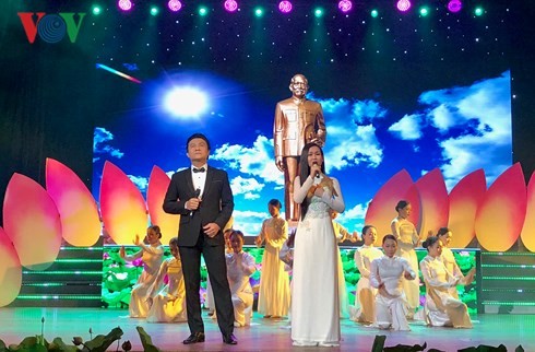纪念越南前国家主席孙德胜诞辰的“献给您一首歌”艺术晚会举行