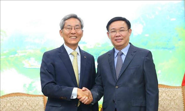 越南政府副总理王庭惠会见韩国国民银行领导人