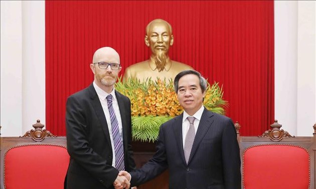 越共中央经济部部长阮文平会见脸书、苹果和可口可乐领导人