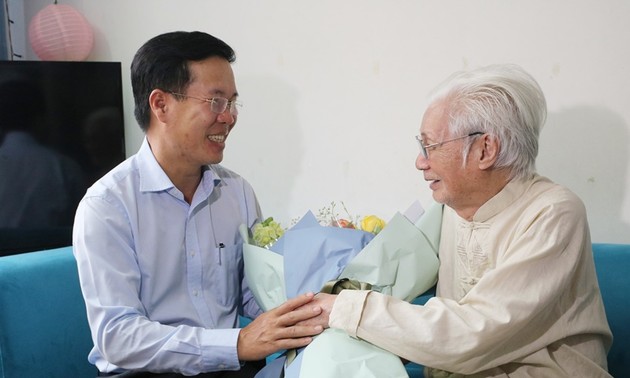越共中央宣教部部长武文赏探望并向越南老艺术家致贺