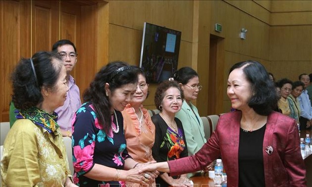 越共中央民运部部长张氏梅会见旅居泰国越南老教师代表团