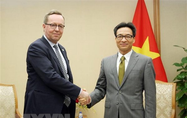 越南政府副总理武德担会见芬兰经济事务部长米卡-林蒂拉