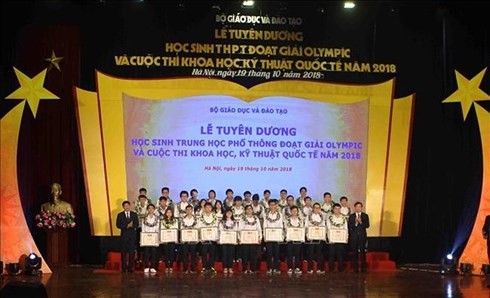 越南教育培训部表彰奥林匹克学科竞赛奖的学生
