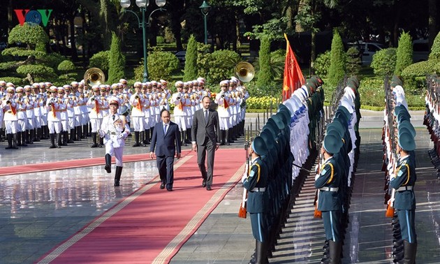 阮春福主持隆重仪式欢迎法国总理访越