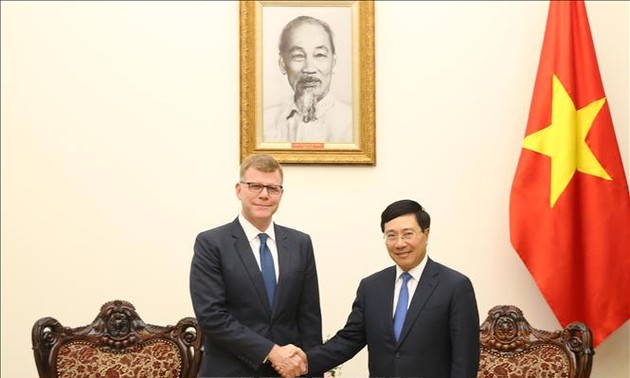越南政府副总理兼外长范平明会见亚洲开发银行副行长史蒂芬. 格罗夫