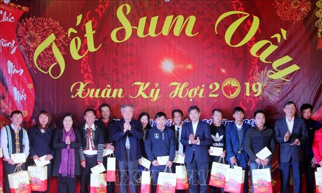 越南领导人向贫困者和政策优抚家庭赠送年礼